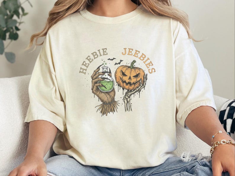 Maglietta regalo gotica e inquietante Comfort Colors, maglietta di Halloween Heebie Jeebies, abbigliamento horror per appassionati di film spaventosi, zucca spettrale e scheletro, regalo per amanti dei pipistrelli immagine 4