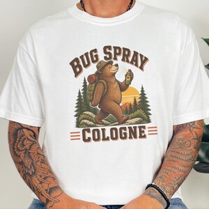 Camiseta divertida para senderismo, camiseta de naturaleza al aire libre, idea de regalo para campistas, camiseta con repelente de insectos, camiseta de senderismo con osos, regalo de humor para excursionistas, camiseta para amantes del senderismo imagen 3