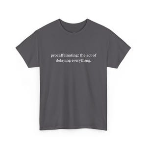 Procaffeinating: The Art of Delaying Everything - Funny Coffee T-Shirt, Sarcastic Humor and Caffeine Addict Gift for Office and Work. Bild 4