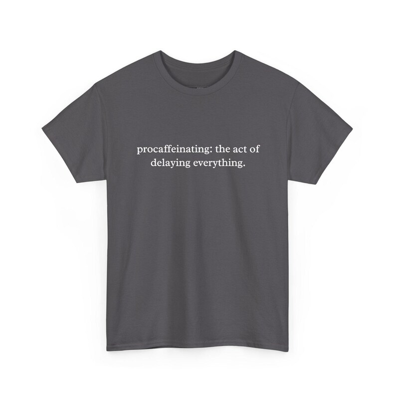 Procaffeinating: The Art of Delaying Everything - Funny Coffee T-Shirt, Sarcastic Humor and Caffeine Addict Gift for Office and Work. Bild 4