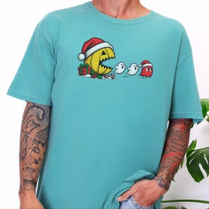 Camiseta Pac-Man, Presente de Natal para Gamers, Camiseta Retrô de Arcade, Camiseta de Jogos para as Festas, Camiseta Divertida para Gamers, Presente de Natal Pac-Man imagem 9