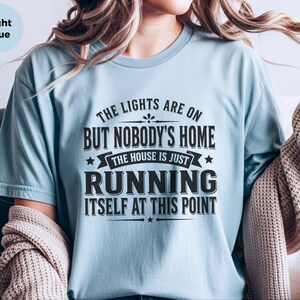 Camiseta sarcástica da Geração X: "As luzes estão acesas, mas não há ninguém em casa... a casa está funcionando sozinha a essa altura", camiseta engraçada com humor adulto. imagem 2
