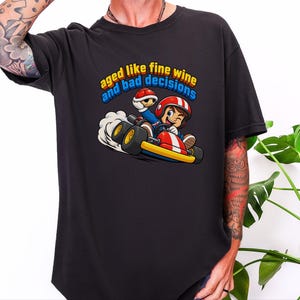 Kart racing-tröja, racerbilsoutfit, retro gaming-tröja, åldrad som fint vin och dåliga beslut, videospelspresent bild 6