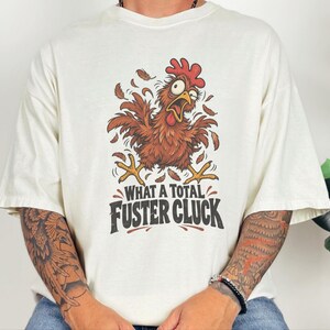 Camiseta divertida de gallinas, regalo para criadores de gallinas, camiseta sarcástica de granja, ¡Qué cacareo tan total!, camiseta divertida de aves de corral, regalo para la loca de las gallinas imagen 2