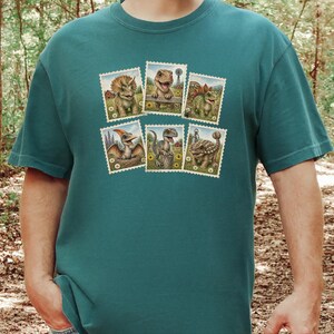 Maglietta vintage con francobolli di dinosauri, maglietta retrò con francobolli, regalo per amanti dei dinosauri, maglietta con animali preistorici, regalo a tema storia naturale immagine 6