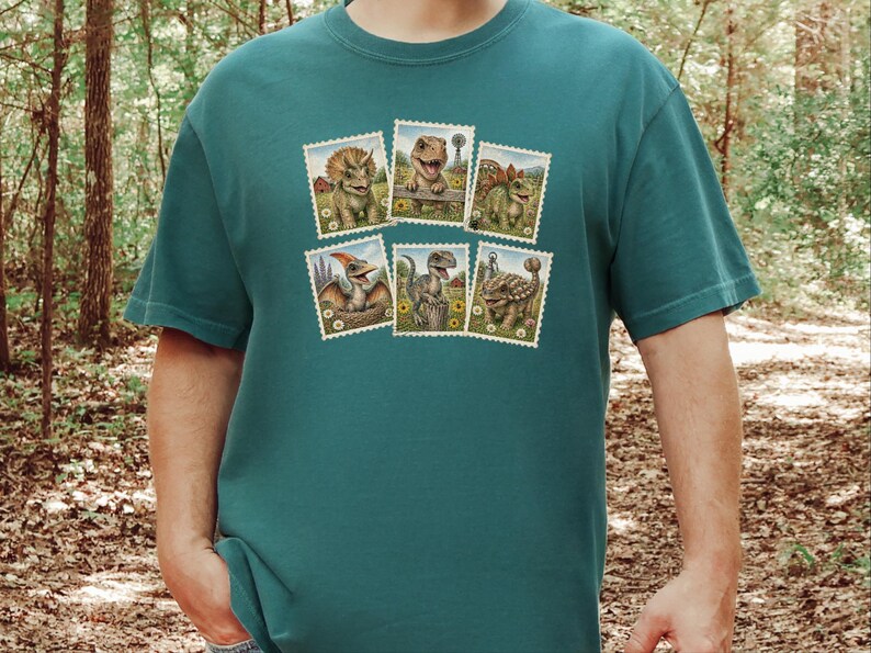 Maglietta vintage con francobolli di dinosauri, maglietta retrò con francobolli, regalo per amanti dei dinosauri, maglietta con animali preistorici, regalo a tema storia naturale immagine 6