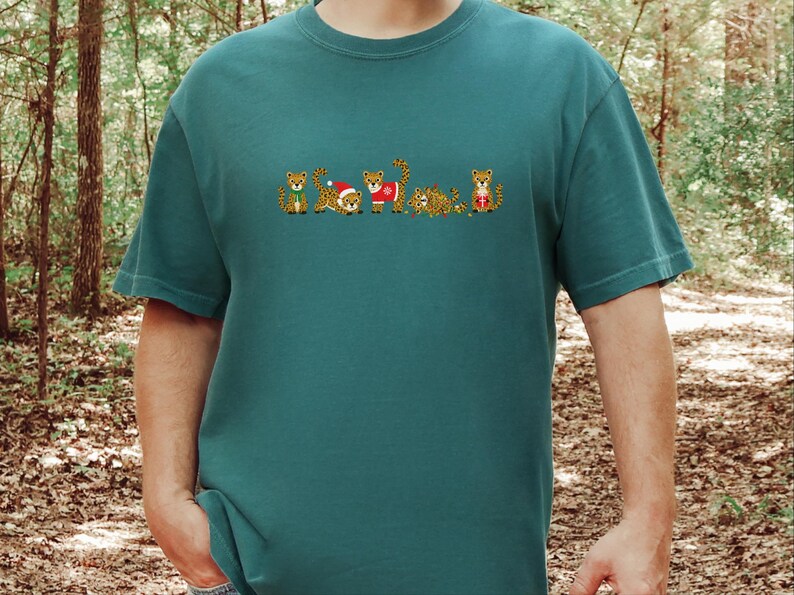 Camiseta navideña de leopardo, camiseta navideña de animales, regalo para amantes del guepardo, top navideño de leopardo imagen 9