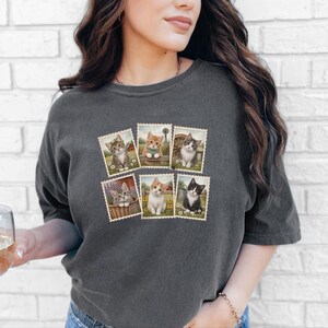 Camiseta vintage de gato, camiseta con sello postal, regalo para amantes de los gatitos de granja, camiseta para amantes de los animales, regalo retro para amantes de los gatos de campo imagen 3