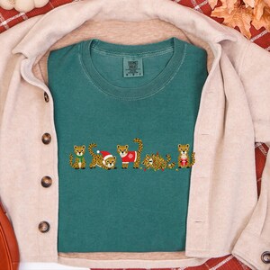 Camiseta navideña de leopardo, camiseta navideña de animales, regalo para amantes del guepardo, top navideño de leopardo imagen 4