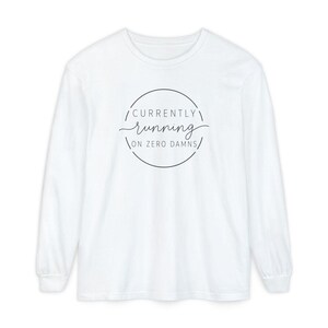 Sarcastic Quote Shirt, Funny Saying Tee, Currently Running On Zero Damns Sweatshirt, Introvert Humor Gift, Sarcastic Pullover Bild 14