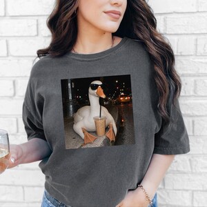Maglietta con motivo oca e caffè, regalo per amanti delle oche, maglietta con meme di un'oca buffa, regalo per amanti del caffè freddo, regalo divertente con animali immagine 9
