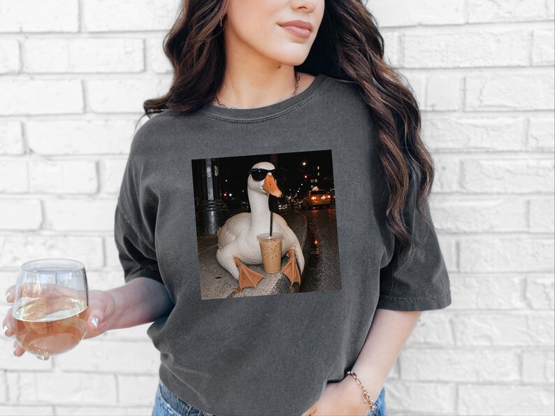 Maglietta con motivo oca e caffè, regalo per amanti delle oche, maglietta con meme di un'oca buffa, regalo per amanti del caffè freddo, regalo divertente con animali immagine 9