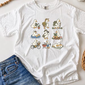 Speels eenden T-shirt, Leuk cadeau voor eendenliefhebbers, Tuinieren met eendje T-shirt, Grappig dieren T-shirt, Gezellige cottagecore kleding, Top voor natuurliefhebbers afbeelding 3