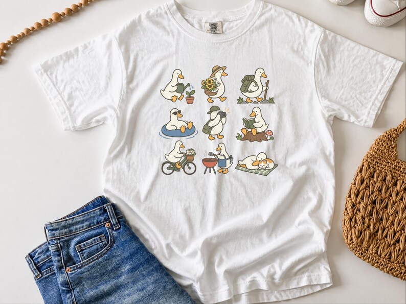 Speels eenden T-shirt, Leuk cadeau voor eendenliefhebbers, Tuinieren met eendje T-shirt, Grappig dieren T-shirt, Gezellige cottagecore kleding, Top voor natuurliefhebbers afbeelding 3