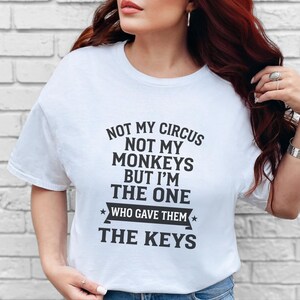 Camiseta com humor sarcástico: Não é meu circo, não são meus macacos, mas fui eu quem lhes dei as chaves | Camiseta engraçada do caos imagem 5