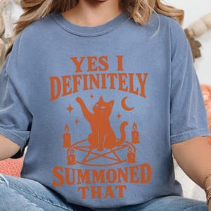 Heksenkat shirt, grappig Halloween kattenshirt, occult kattencadeau, shirt voor het griezelige seizoen, kleding met hemelse kat afbeelding 9