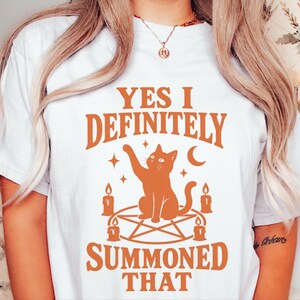 Heksenkat shirt, grappig Halloween kattenshirt, occult kattencadeau, shirt voor het griezelige seizoen, kleding met hemelse kat afbeelding 7