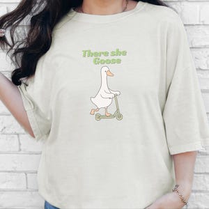 Comfort Colors Silly Goose Tee, There She Goose Funny Birdwatcher Shirt, Sarcastic Cottagecore Animal Lover Outfit, Aunt Goose imagen 5