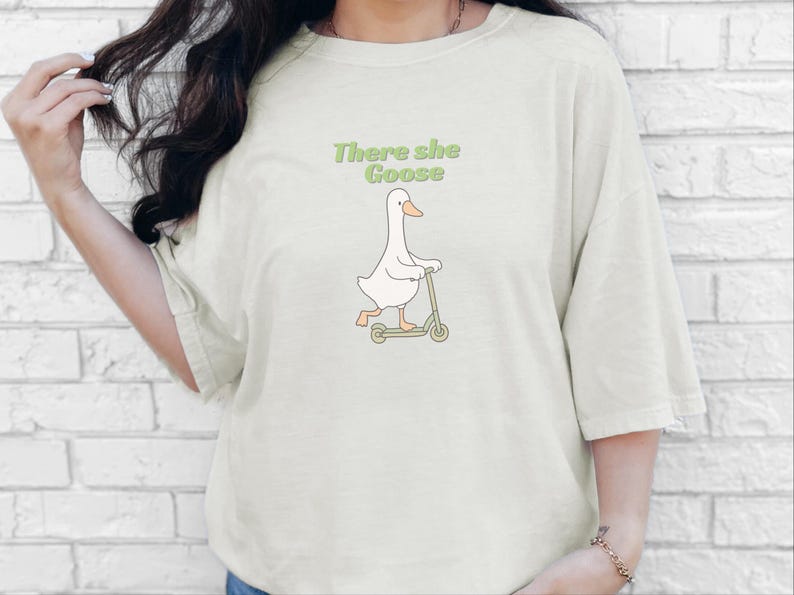 Comfort Colors Silly Goose Tee, There She Goose Funny Birdwatcher Shirt, Sarcastic Cottagecore Animal Lover Outfit, Aunt Goose imagen 5