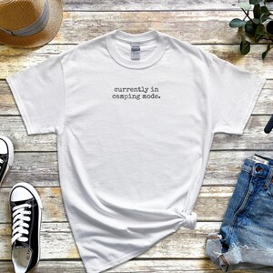 Grappig kampeershirt, T-shirt met de tekst "Currently In Camping Mode", voor liefhebbers van nationale parken, outdooravonturen, camper-trui, vrolijke kampeerders op roadtrip. afbeelding 7