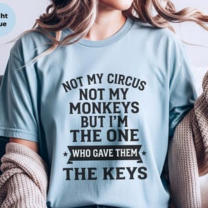 Camiseta com humor sarcástico: Não é meu circo, não são meus macacos, mas fui eu quem lhes dei as chaves | Camiseta engraçada do caos imagem 8
