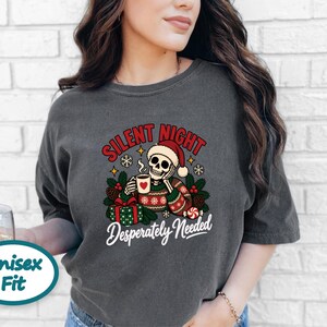 Funny Christmas Sweatshirt, Skeleton Santa Shirt, Sarcastic Holiday Gift, Silent Night Desperately Needed, Tired Mom Shirt, Creepmas Tee imagen 6