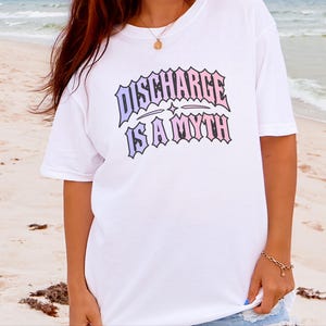 Frauenarzt-Shirt, Sarkastisches Hexen-T-Shirt, Humorvolles Geschenk für die Zeit nach der Geburt, Ausfluss ist ein Mythos, Gothic-Girl-Shirt Bild 9