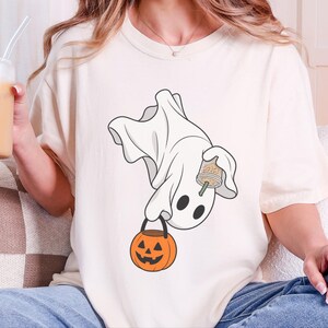 Camiseta de fantasmas para café, camiseta de fantasmas "Boo", camiseta de café de Halloween, camiseta de fantasmas adorable, camiseta de temporada espeluznante, camiseta de café de otoño, regalo para amantes del café imagen 2