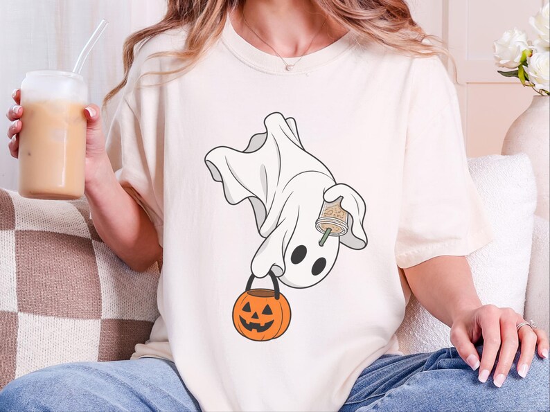Camiseta de fantasmas para café, camiseta de fantasmas "Boo", camiseta de café de Halloween, camiseta de fantasmas adorable, camiseta de temporada espeluznante, camiseta de café de otoño, regalo para amantes del café imagen 2