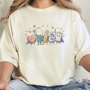 Comfort Colors T-Shirt für Kinderkrankenpfleger/innen, Lustiges Sweatshirt für medizinische Fachangestellte im Gesundheitswesen, Auszeichnung für Kinderärzte/innen bei der Abschlussfeier Bild 10