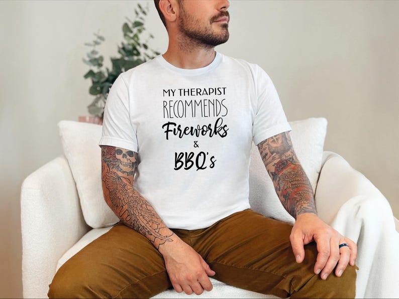 My Therapist Recommends Fireworks and BBQs Funny BBQ Shirt - Sarcastic 4th of July Grilling Tee, Independence Day Patriotic Summer Gift imagem 1