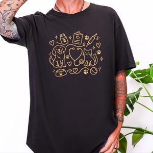 T-Shirt für Tierarzthelfer/innen, Geschenkidee für Tierärzte/innen, T-Shirt für Tiermedizinstudenten/innen, T-Shirt für Tierärzte/innen Bild 1
