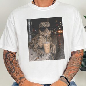 Camiseta de café helado con dinosaurios, regalo divertido para amantes de los dinosaurios, camiseta para amantes de los reptiles, regalo para adictos al café. imagen 5