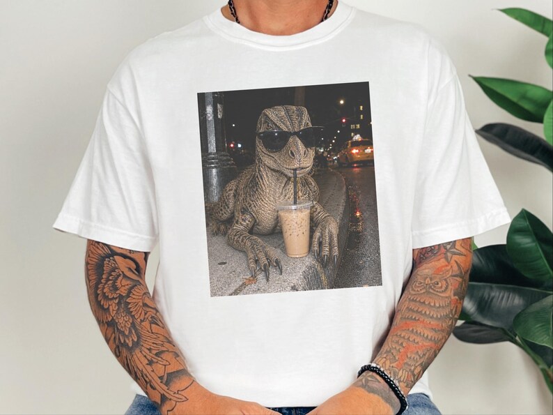 Camiseta de café helado con dinosaurios, regalo divertido para amantes de los dinosaurios, camiseta para amantes de los reptiles, regalo para adictos al café. imagen 5