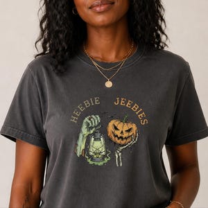 Comfort Colors Halloween T-Shirt Heebie Jeebies, Spooky Graphic Tee, Zombie Hand Pumpkin Shirt, Horror Movie Fan Gift, Gothic Art Bild 10