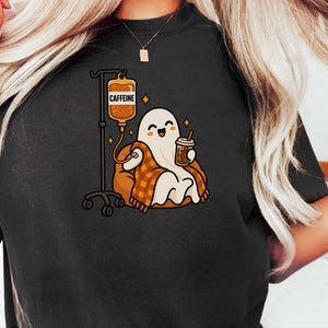 Ghost Coffee Shirt, Spooky Season Tee, Night Shift Nurse Gift, Halloween Coffee Lover, Caffeine IV Sweatshirt afbeelding 5