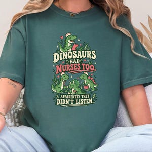 Camiseta divertida de enfermera de Comfort Colors, Los dinosaurios también tenían enfermeras, aparentemente no hicieron caso, Camiseta gráfica de enfermera pediátrica, Camiseta de enfermera pediátrica imagen 2