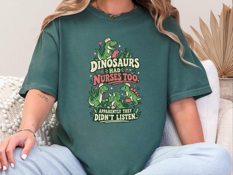 Camiseta divertida de enfermera de Comfort Colors, Los dinosaurios también tenían enfermeras, aparentemente no hicieron caso, Camiseta gráfica de enfermera pediátrica, Camiseta de enfermera pediátrica imagen 2