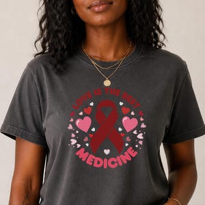 Comfort Colors T-Shirt zur Unterstützung von Familien mit Blutkrebs, „Liebe ist die beste Medizin“-T-Shirt, Oberteil zur Unterstützung von Chemotherapie-Pflegepersonen, T-Shirt für Familien mit Krebs Bild 6