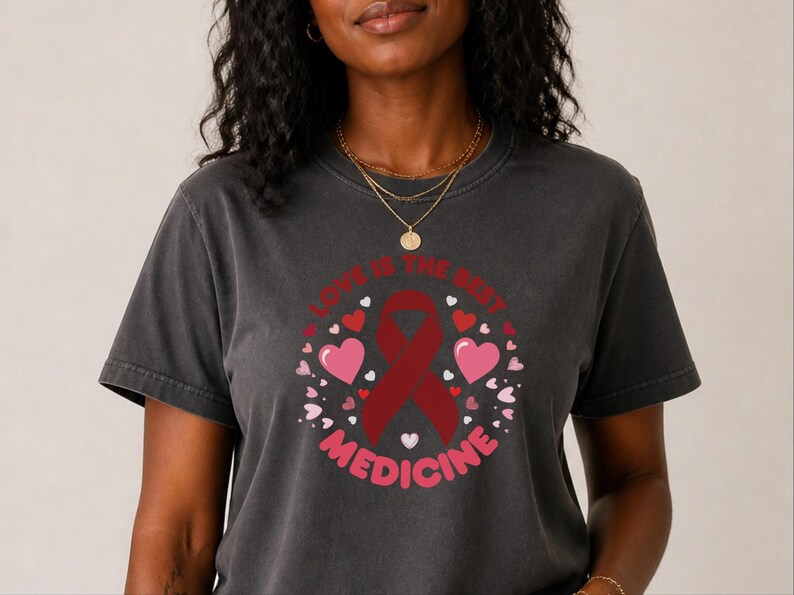 Comfort Colors T-Shirt zur Unterstützung von Familien mit Blutkrebs, „Liebe ist die beste Medizin“-T-Shirt, Oberteil zur Unterstützung von Chemotherapie-Pflegepersonen, T-Shirt für Familien mit Krebs Bild 6