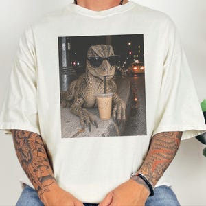 Camiseta de café helado con dinosaurios, regalo divertido para amantes de los dinosaurios, camiseta para amantes de los reptiles, regalo para adictos al café. imagen 6