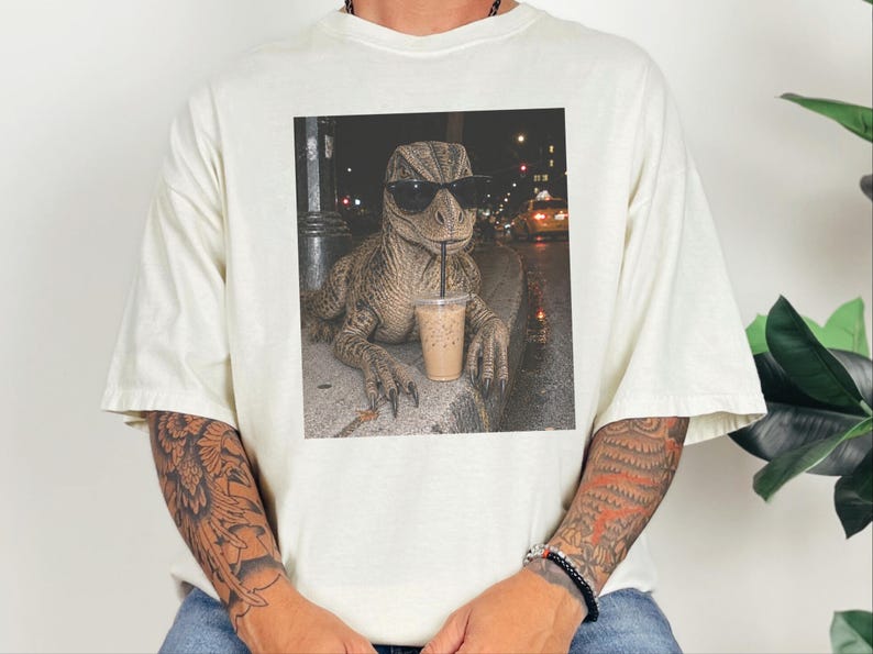 Camiseta de café helado con dinosaurios, regalo divertido para amantes de los dinosaurios, camiseta para amantes de los reptiles, regalo para adictos al café. imagen 6
