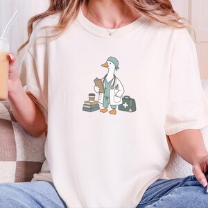 Camiseta Medical Goose, regalo para médicos, camiseta divertida para enfermeras, regalo para estudiantes de medicina, camiseta para trabajadores de la salud, regalo de graduación para médicos imagen 9
