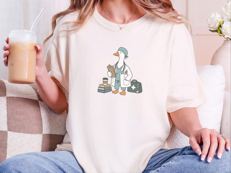 Camiseta Medical Goose, regalo para médicos, camiseta divertida para enfermeras, regalo para estudiantes de medicina, camiseta para trabajadores de la salud, regalo de graduación para médicos imagen 9