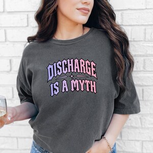Frauenarzt-Shirt, Sarkastisches Hexen-T-Shirt, Humorvolles Geschenk für die Zeit nach der Geburt, Ausfluss ist ein Mythos, Gothic-Girl-Shirt Bild 3