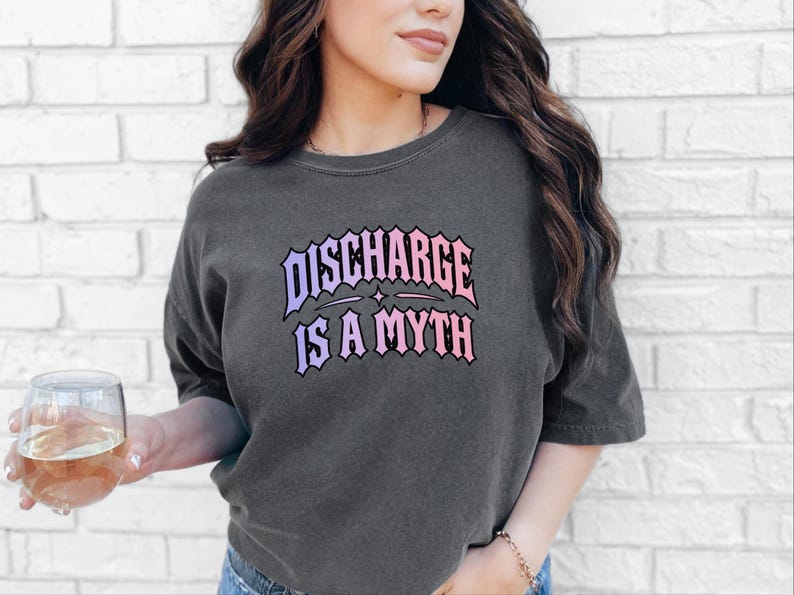 Frauenarzt-Shirt, Sarkastisches Hexen-T-Shirt, Humorvolles Geschenk für die Zeit nach der Geburt, Ausfluss ist ein Mythos, Gothic-Girl-Shirt Bild 3
