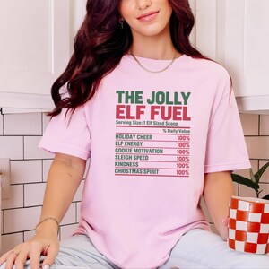 Camiseta de elfo navideño, camiseta navideña divertida para la familia, camiseta a juego para fiestas navideñas, camiseta Jolly Elf Fuel imagen 11