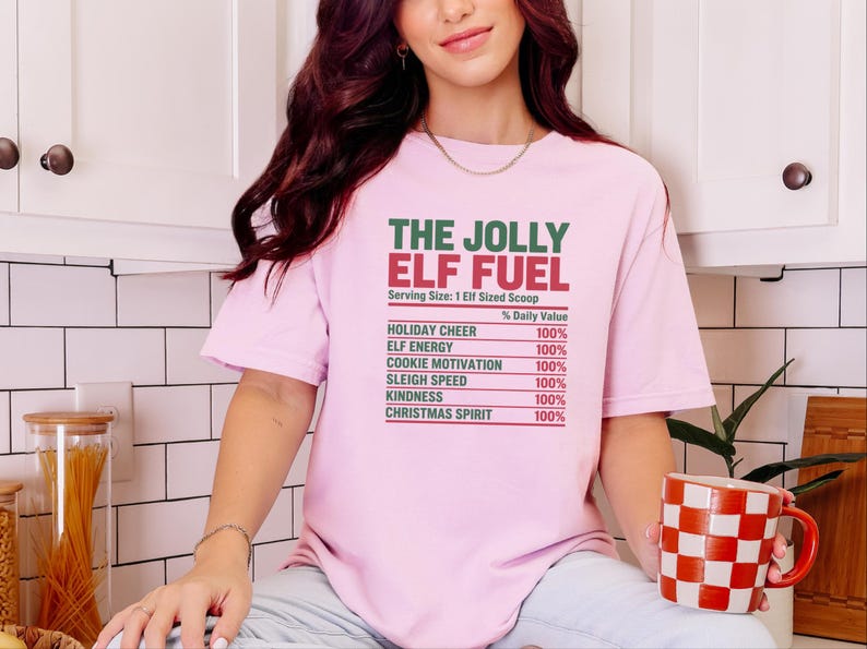 Camiseta de elfo navideño, camiseta navideña divertida para la familia, camiseta a juego para fiestas navideñas, camiseta Jolly Elf Fuel imagen 11