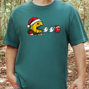 Camiseta Pac-Man, Presente de Natal para Gamers, Camiseta Retrô de Arcade, Camiseta de Jogos para as Festas, Camiseta Divertida para Gamers, Presente de Natal Pac-Man imagem 4