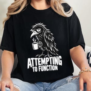 Raven Coffee Shirt, Crow Lover Gift, Funny Morning T-shirt, Sarcastic Bird Tee, Grumpy Raven Attempting To Function zdjęcie 1